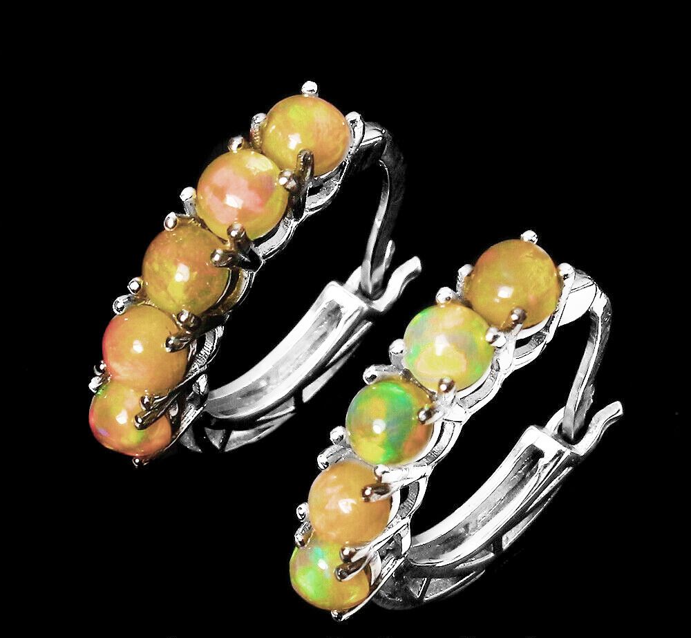 A pair of 925 silver opal set hoop earrings, L. 2cm.