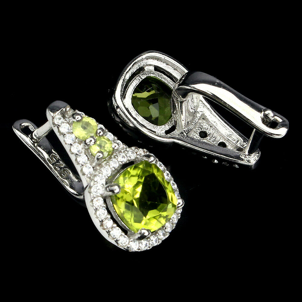 A pair of 925 silver peridot and white stone set drop earrings, L. 1.8cm. - Bild 2 aus 2