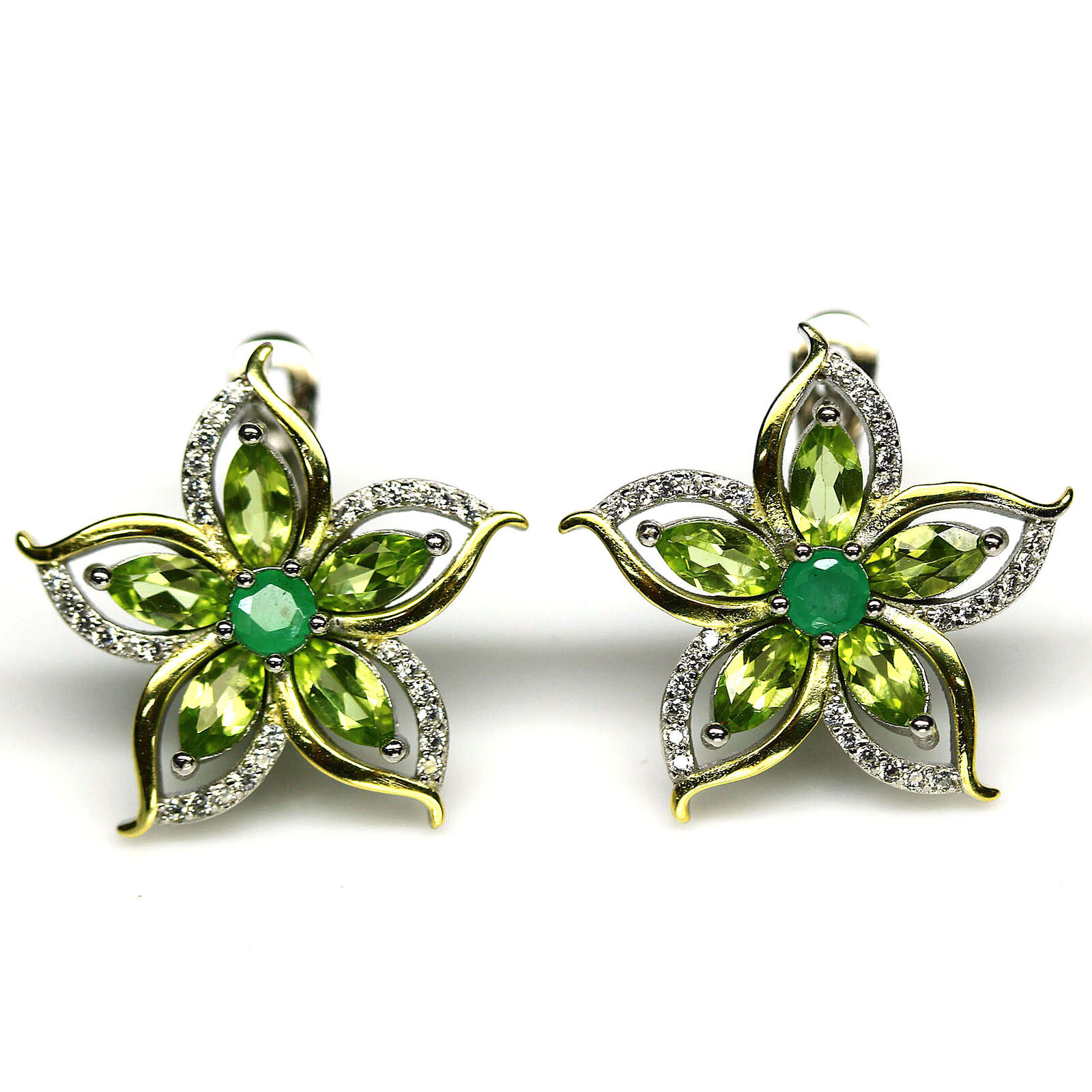 A pair of 925 silver flower shaped earrings set with marquise cut peridots and emeralds, L. 2.3cm.