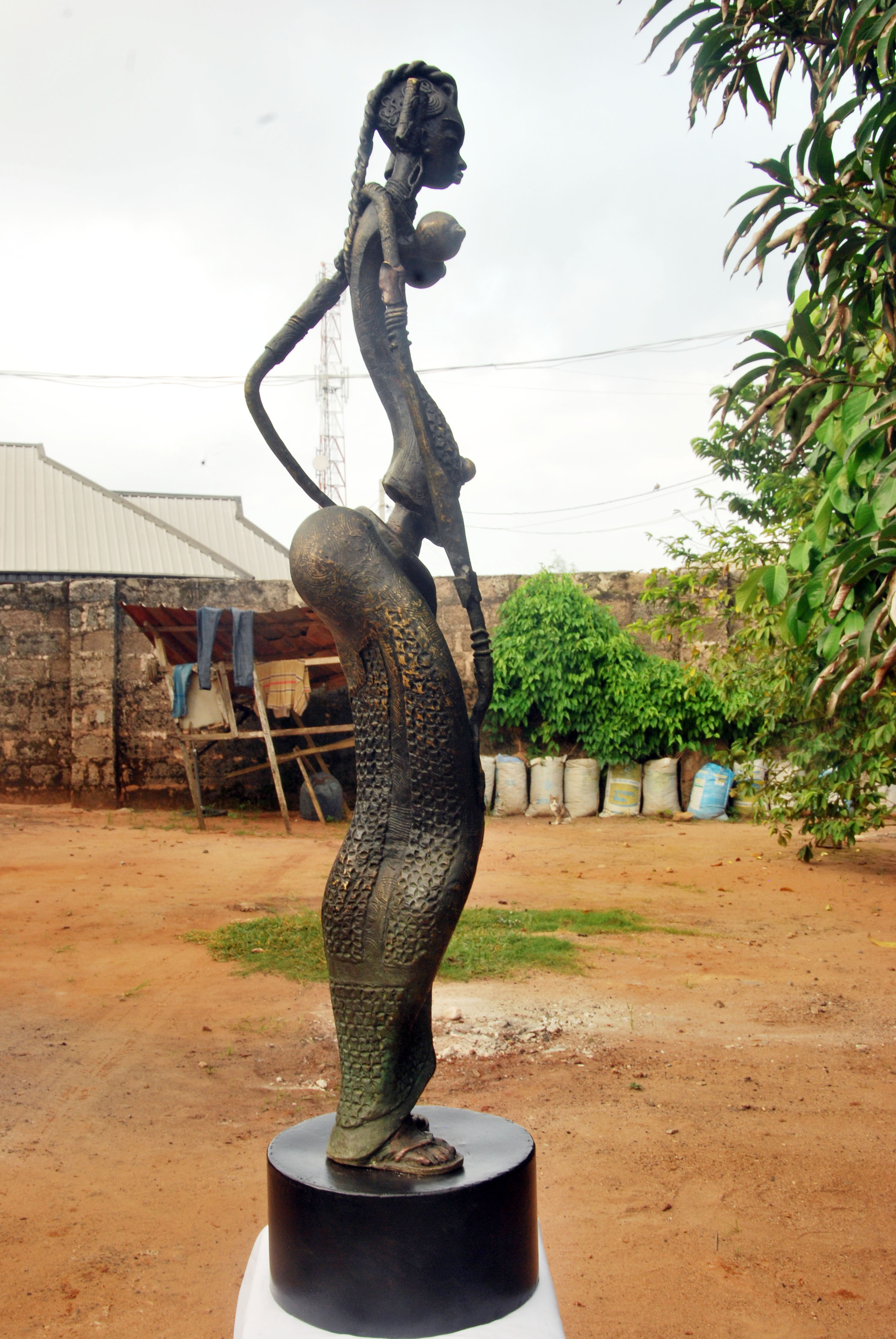 Dr. Njoku Kenneth, "Mma (beauty)", bronze sculpture, 117 x 26 x 30cm, 20kg, c. 2021. Mma presents an - Image 4 of 4