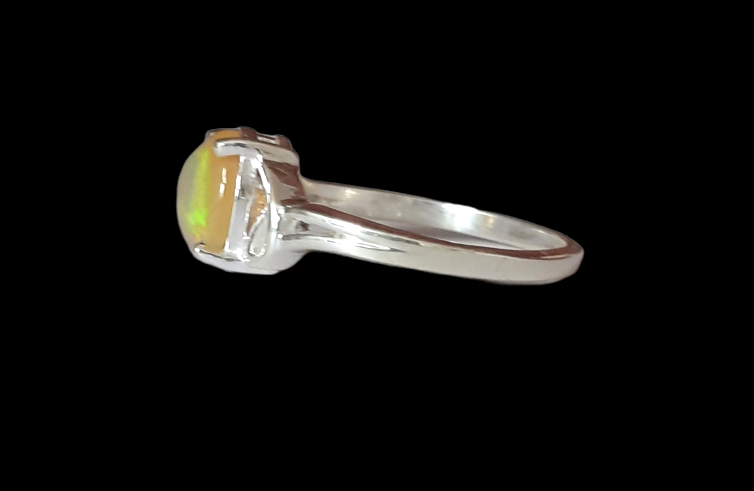 A 925 silver ring set with a cabochon cut opal, (N.5). - Bild 2 aus 2