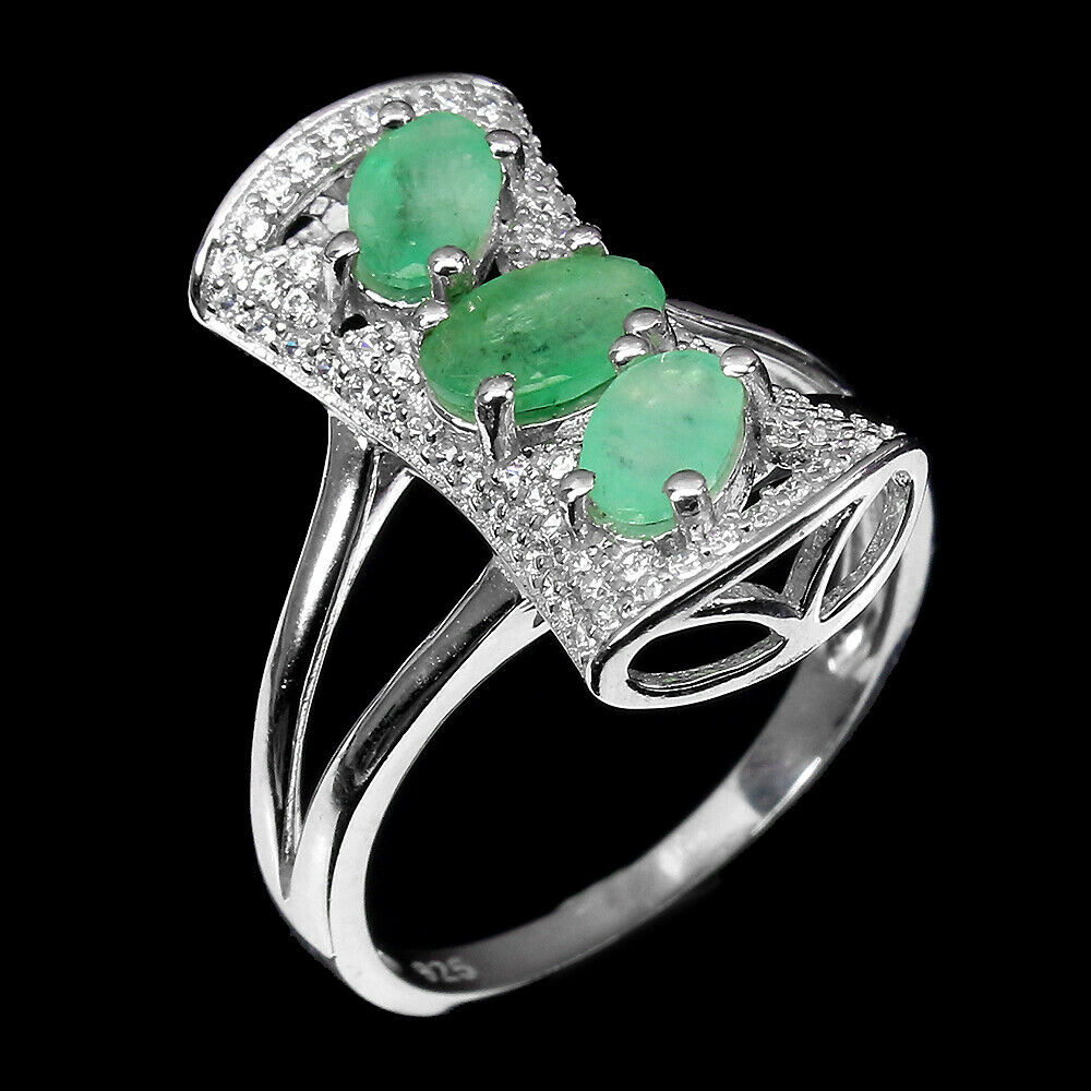 A 925 silver ring set with three oval cut emeralds and white stones, (S). - Bild 2 aus 2