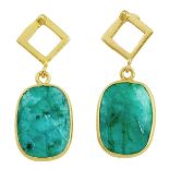 A pair of 925 silver gilt drop earrings set with faceted cut emeralds, L. 3.2cm.