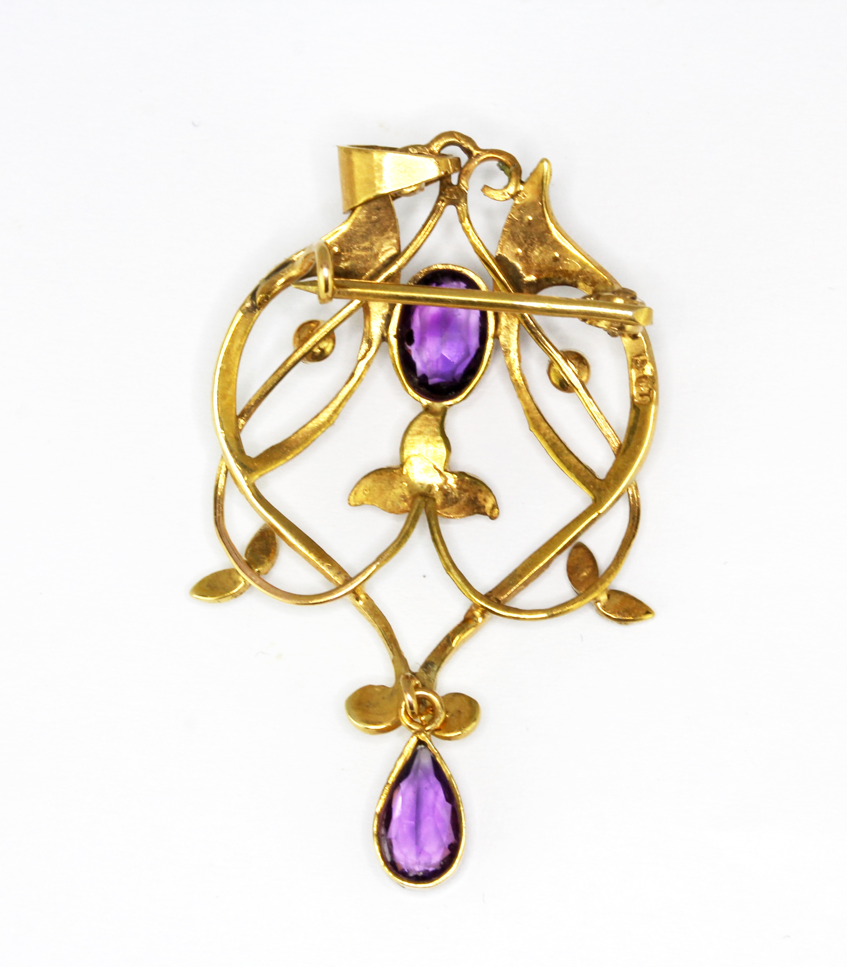 An Edwardian 9ct yellow gold (stamped 9ct) brooch / pendant set with amethysts and split pearls, - Bild 2 aus 2