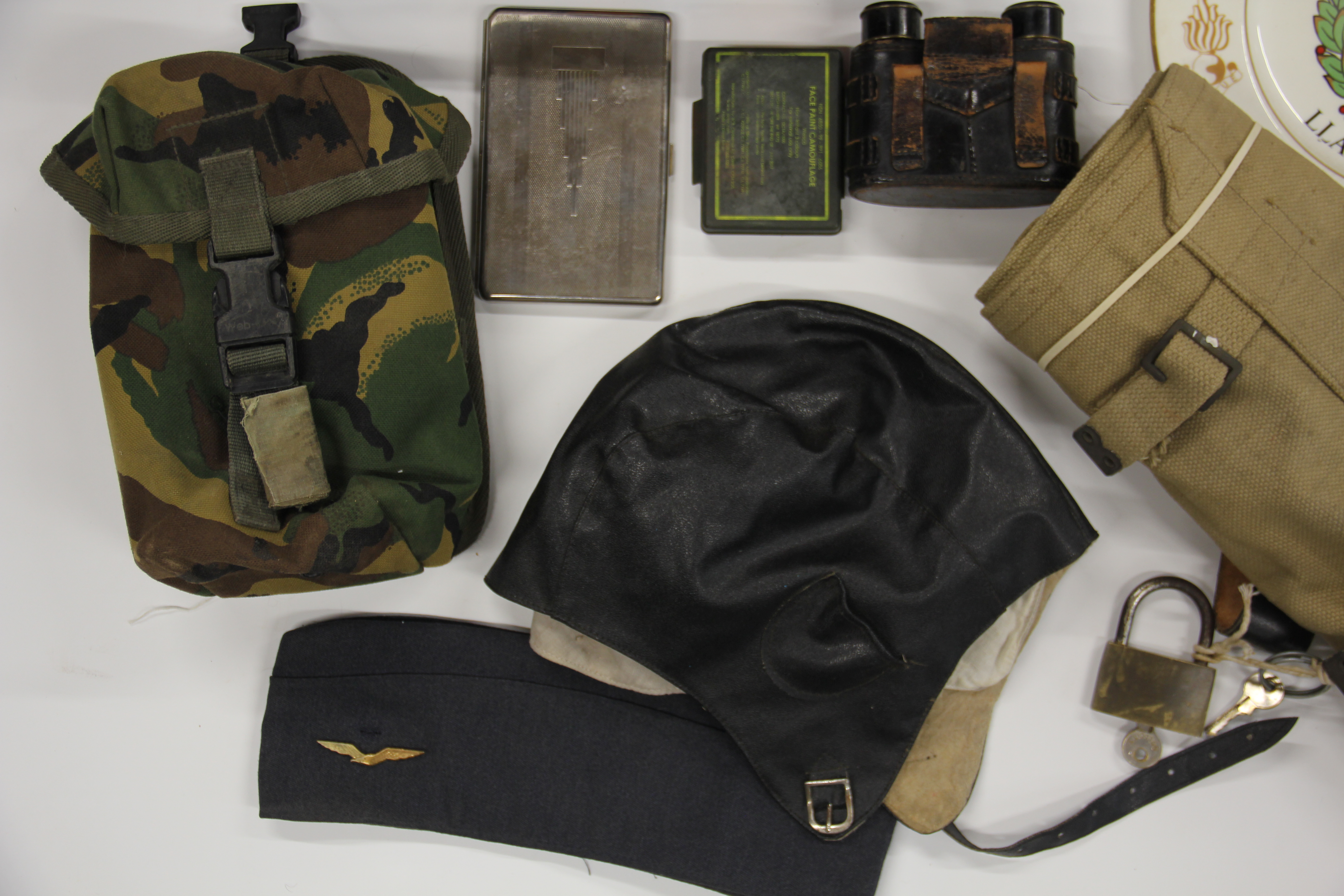 A box of mixed military and other items. - Image 3 of 3