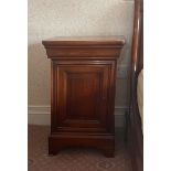 A pair of matching mahogany bedside cabinets, 45 x 34 x 70cm.