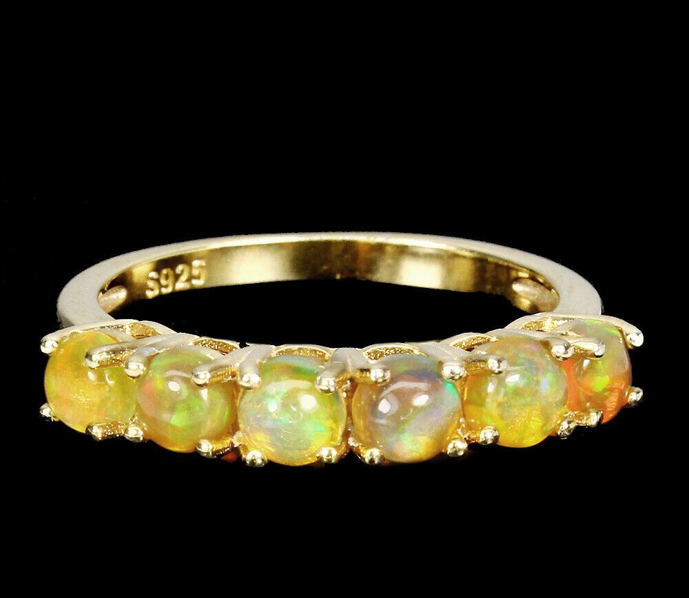 A 925 silver gilt ring set with cabochon cut opals, (P).