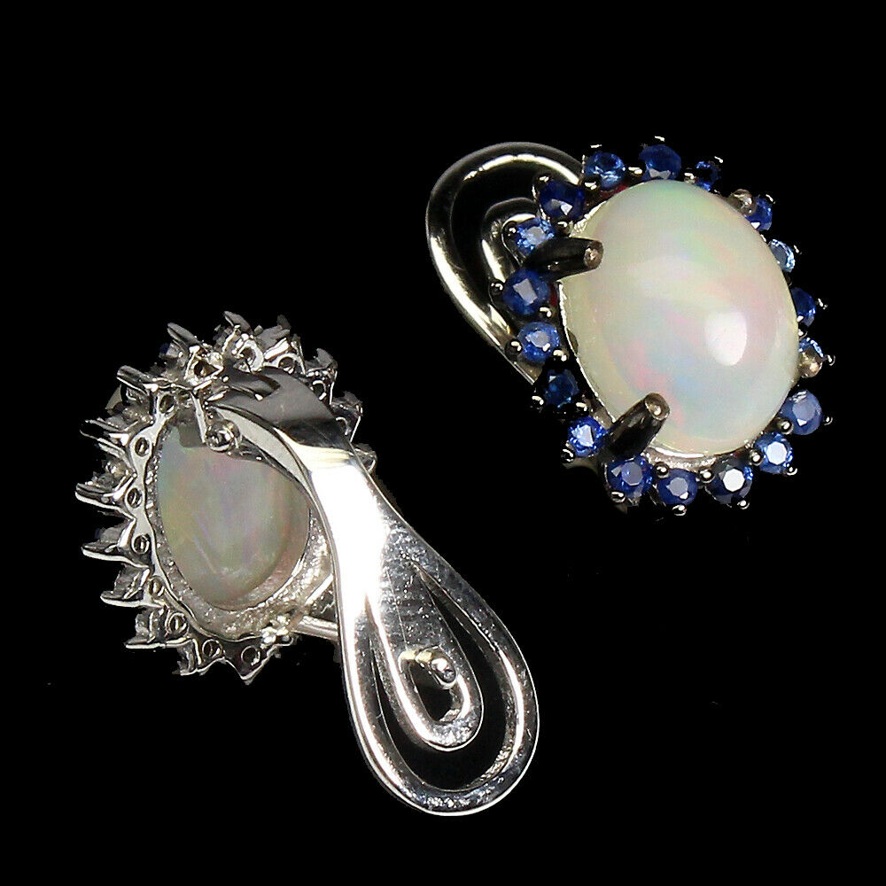 A pair of 925 silver cluster earrings set with cabochon cut opals surrounded by sapphires, L. 1. - Bild 2 aus 2