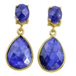 A pair of 925 silver gilt drop earrings set with faceted cut sapphires, L. 3cm.