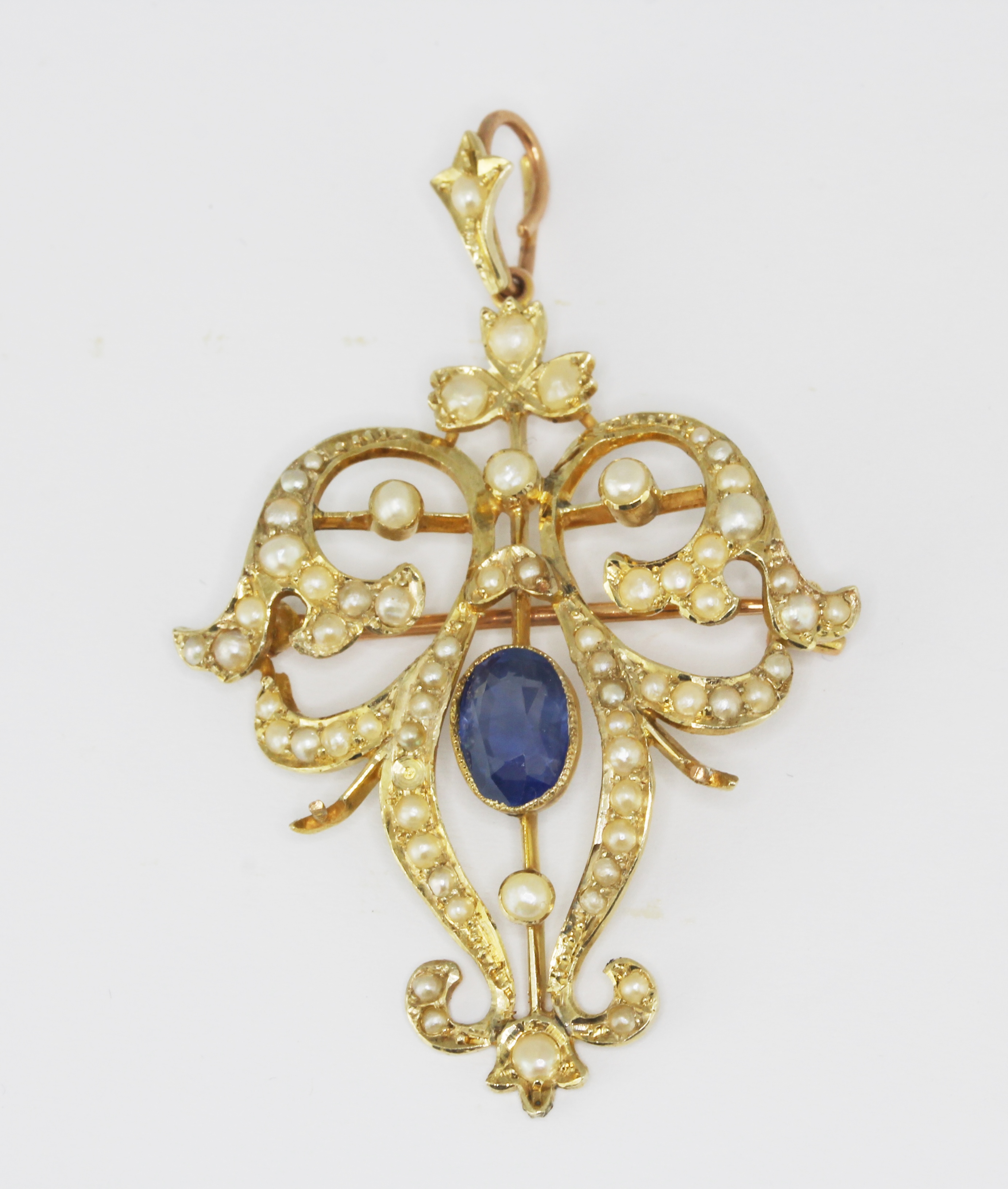 An Edwardian 9ct yellow gold (stamped 9ct) brooch / pendant set with an oval cut sapphire and - Bild 2 aus 3