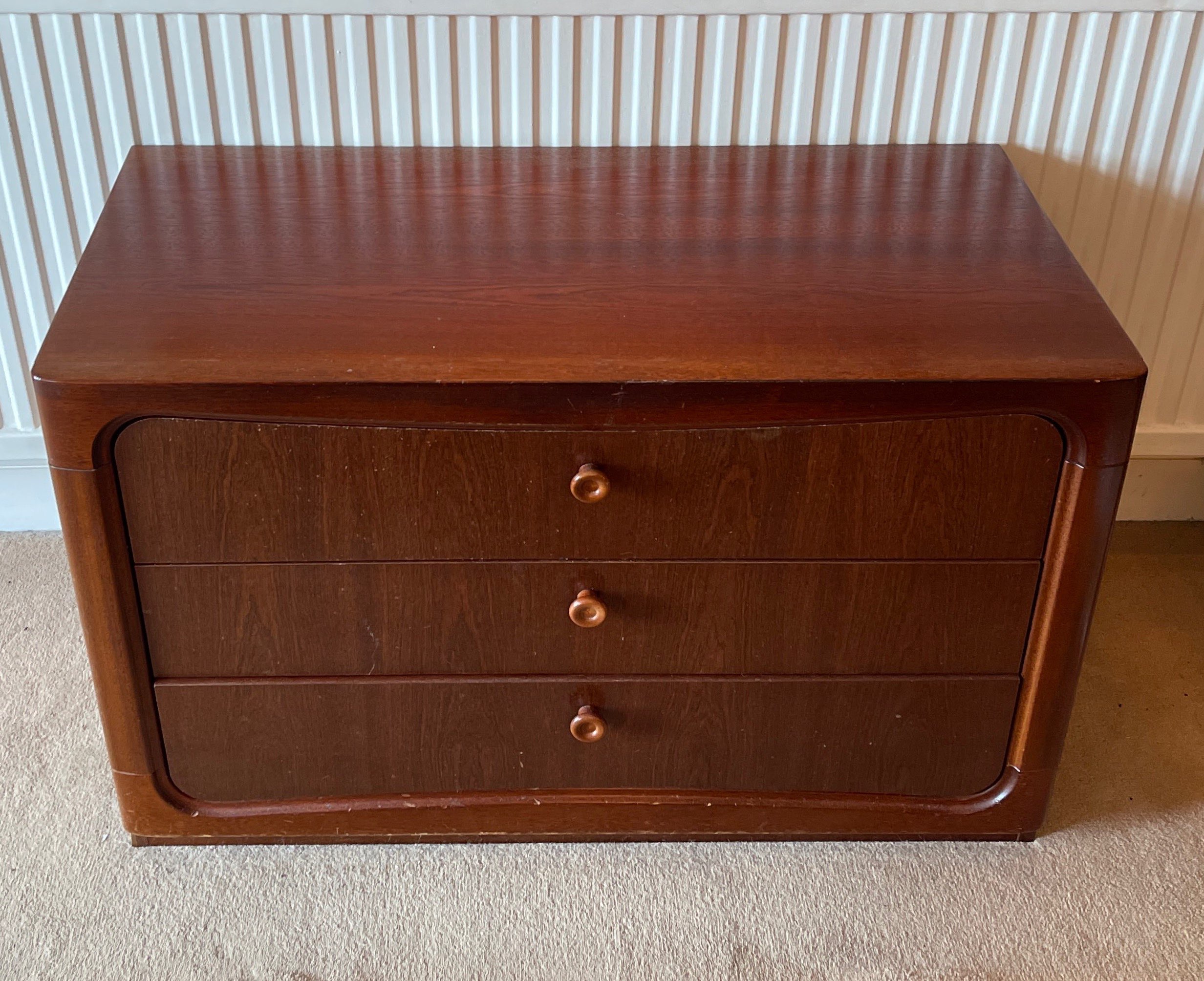 A pair of mahogany bedside cabinets and matching three drawer chest, bedside cabinet 55 x 51 x - Image 2 of 2