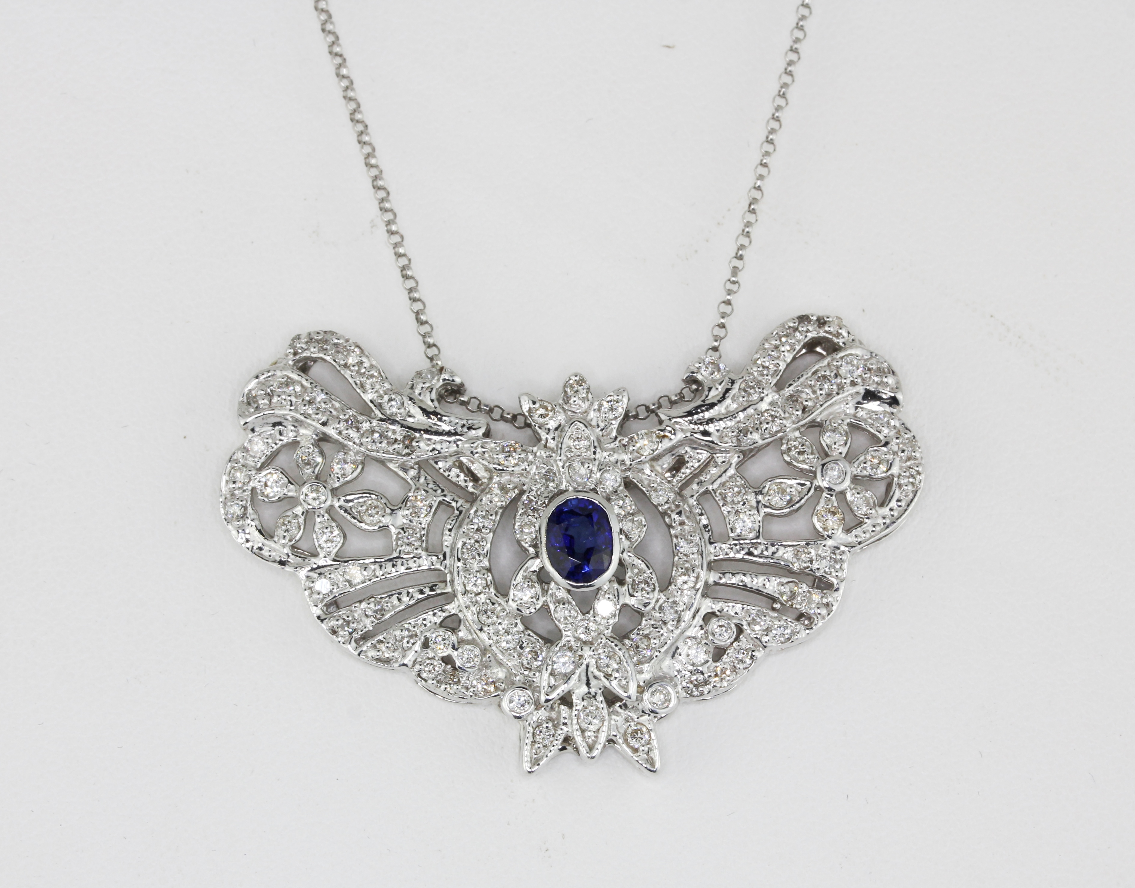 A white metal (tested high carat gold) necklace set with an oval cut sapphire and brilliant cut - Bild 3 aus 3