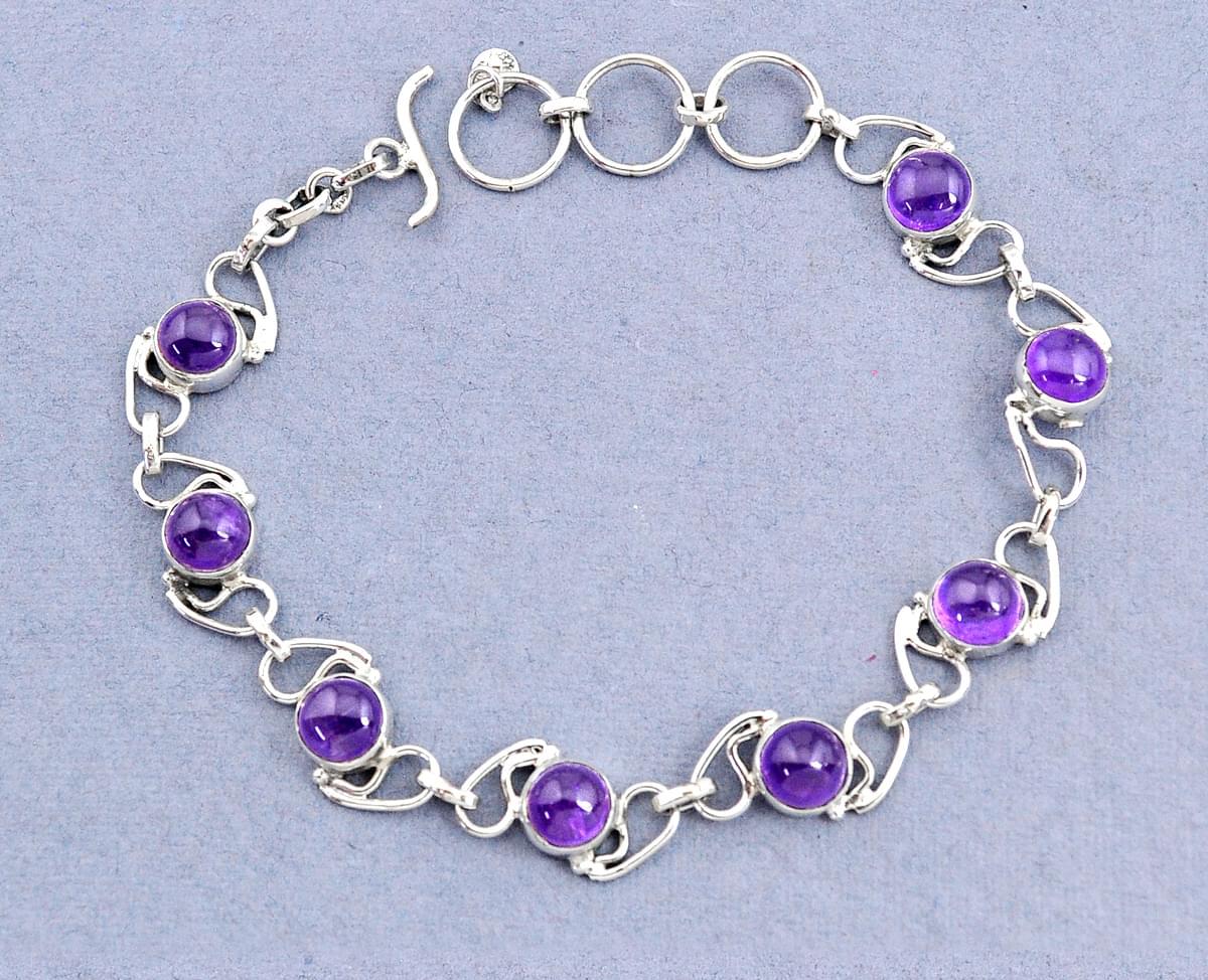 A 925 silver bracelet set with cabochon cut amethysts, L. 21cm.