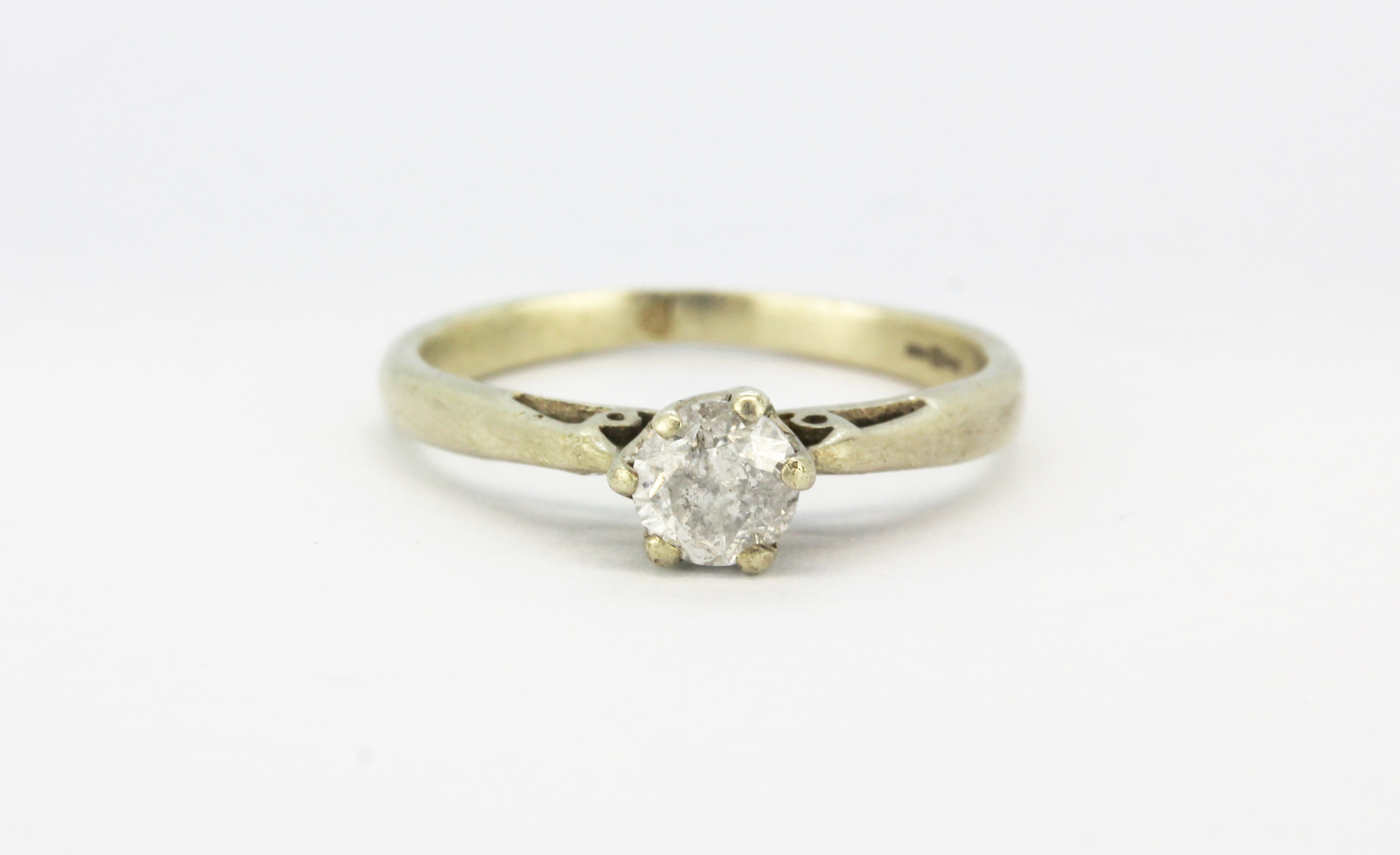 A 9ct white gold diamond set solitaire ring, approx. 0.25ct, (J).