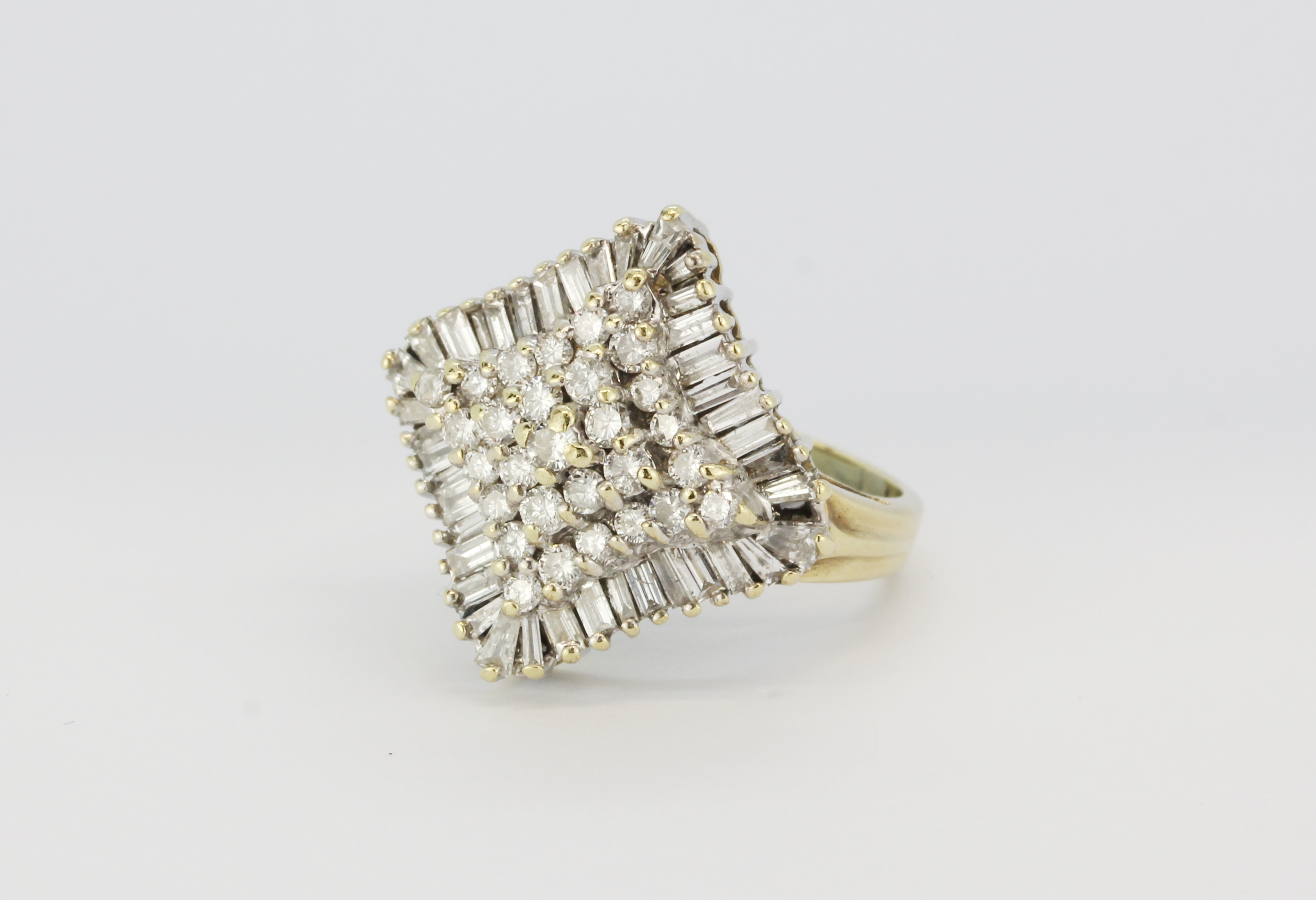 A very large yellow and white metal (tested 18ct gold) cluster ring set with baguette cut and - Bild 2 aus 3