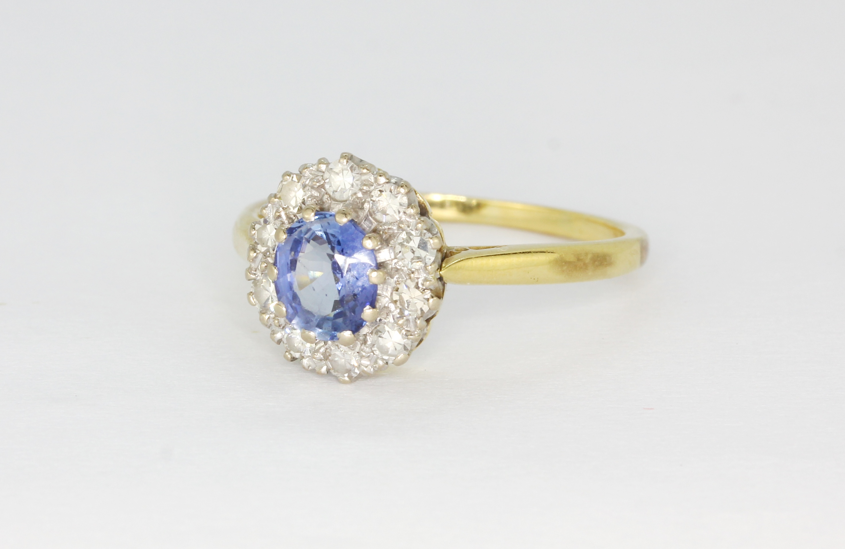 An 18ct yellow and white gold cluster ring set with an oval cut cornflower sapphire surrounded by - Bild 3 aus 3