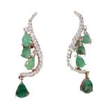 A pair of 925 silver drop earrings set with pear cut emeralds and white stones, L. 4cm.