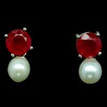 A pair of 925 silver earrings set with round cut rubies and pearls, L. 2cm.