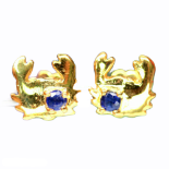 A pair of 925 silver gilt crab shaped stud earrings set with sapphire, L. 1cm.