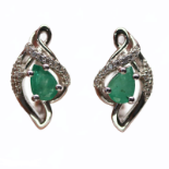 A pair of 925 silver earrings set with pear cut emeralds, L. 1.6cm.