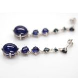 A pair of 925 silver drop earrings set with abochon cut sapphires, L. 5cm.