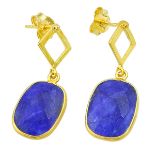 A pair of 925 silver gilt drop earrings set with faceted sapphires, L. 3cm.