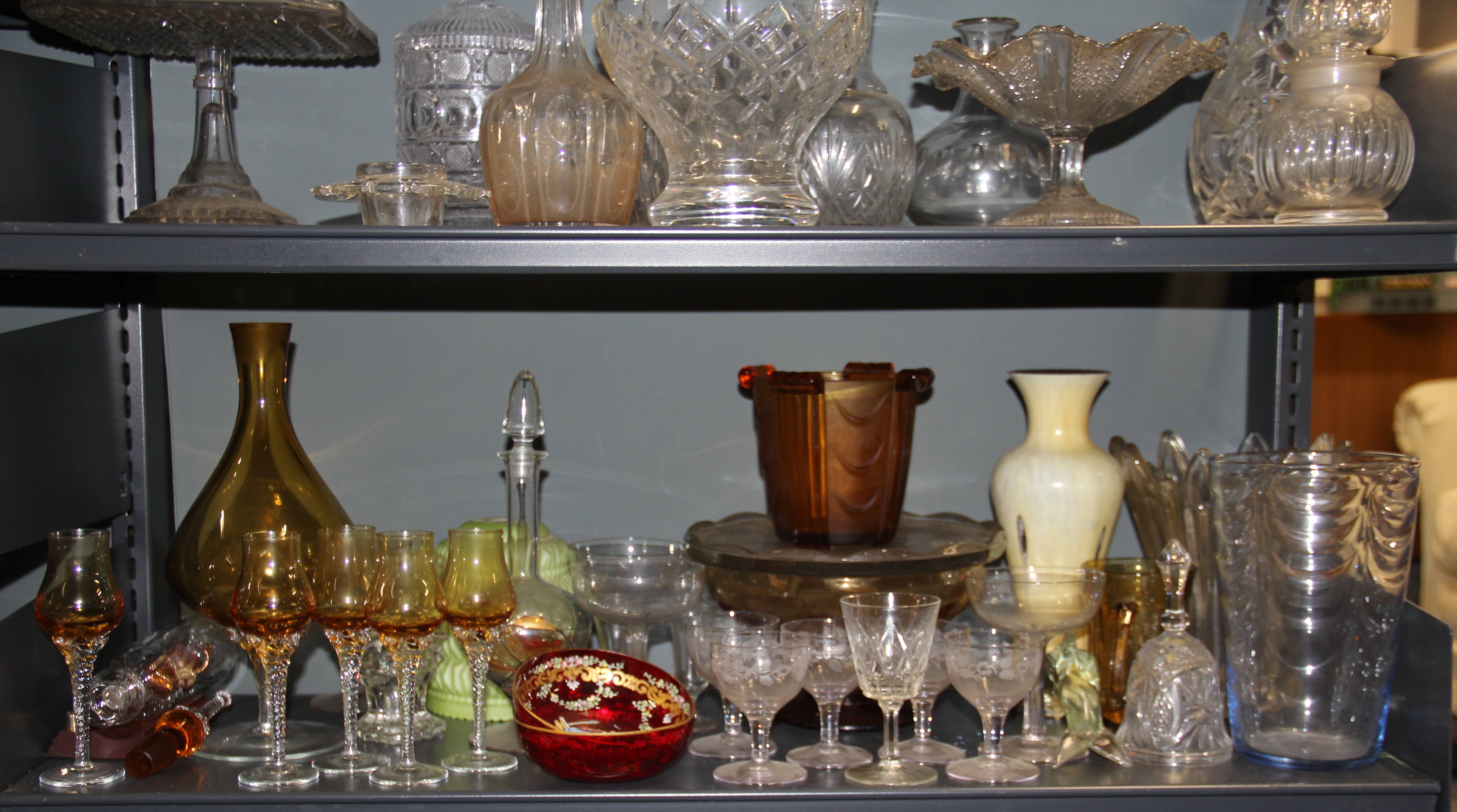 A large group of mixed glassware. - Image 2 of 3