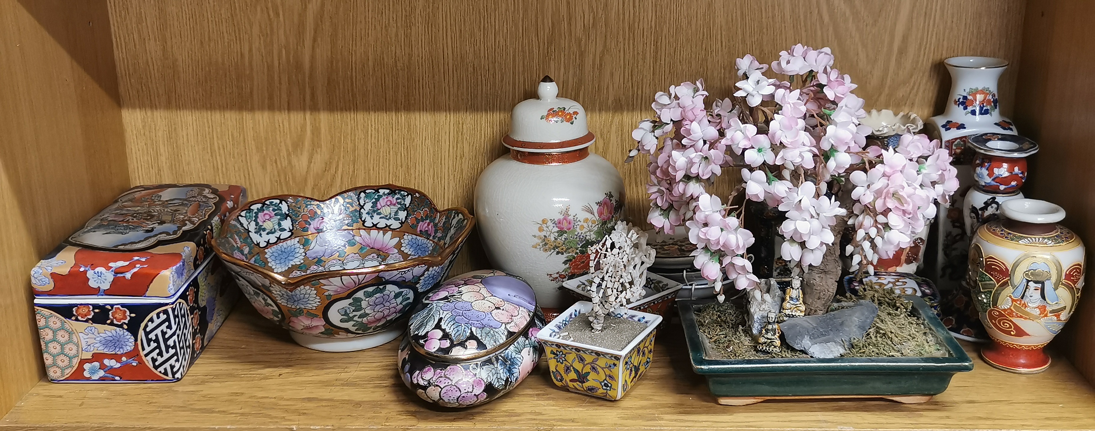 A large group of Oriental ceramic items. - Image 4 of 4