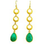 A pair of 925 silver gilt drop earrings set with faceted cut emeralds, L. 7cm.