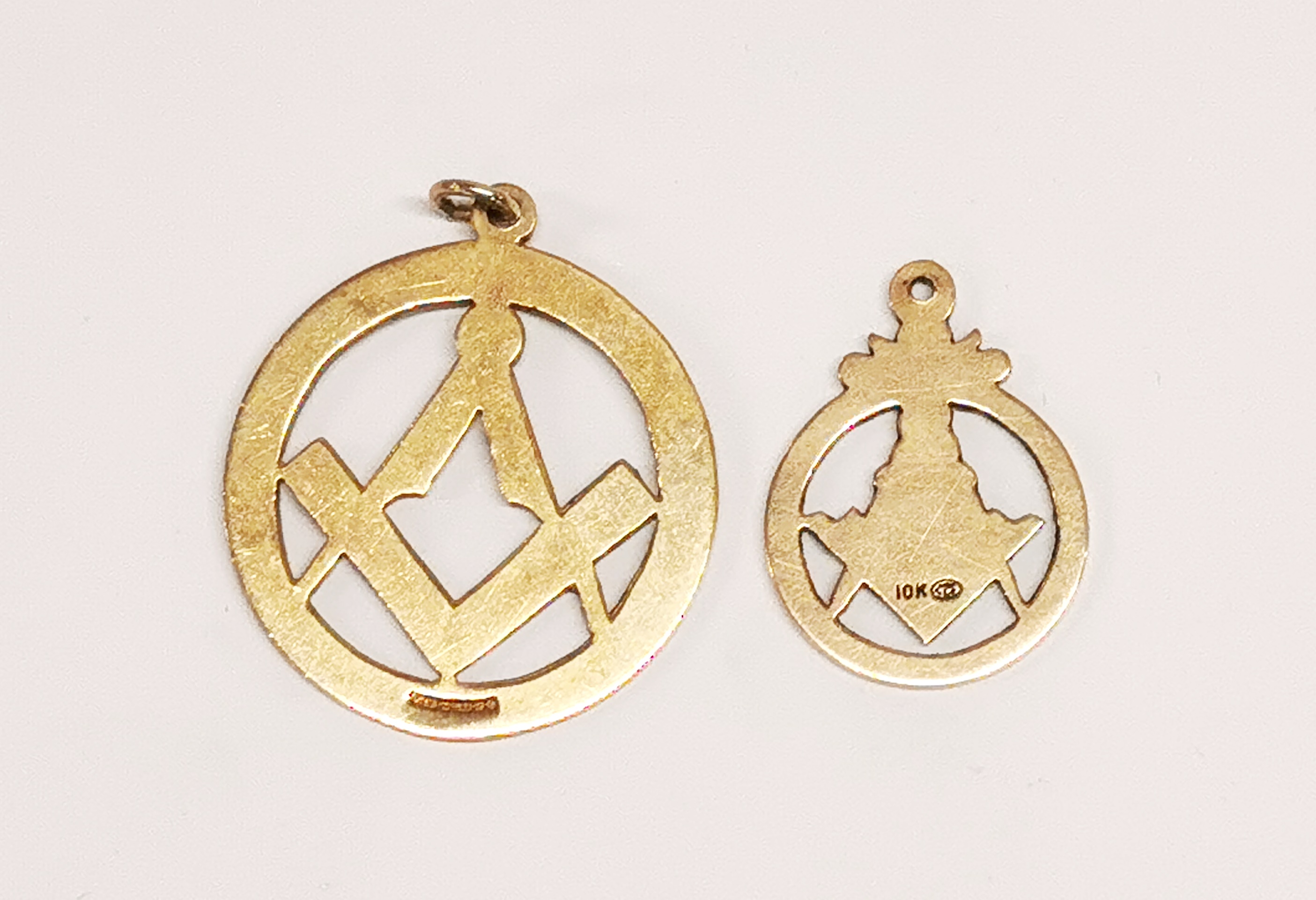 Two 9ct gold masonic fobs. - Bild 2 aus 2