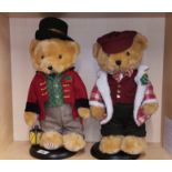 Two Danbury mint collectors teddy bears for Christmas 2017 and 2018, H. 44cm.