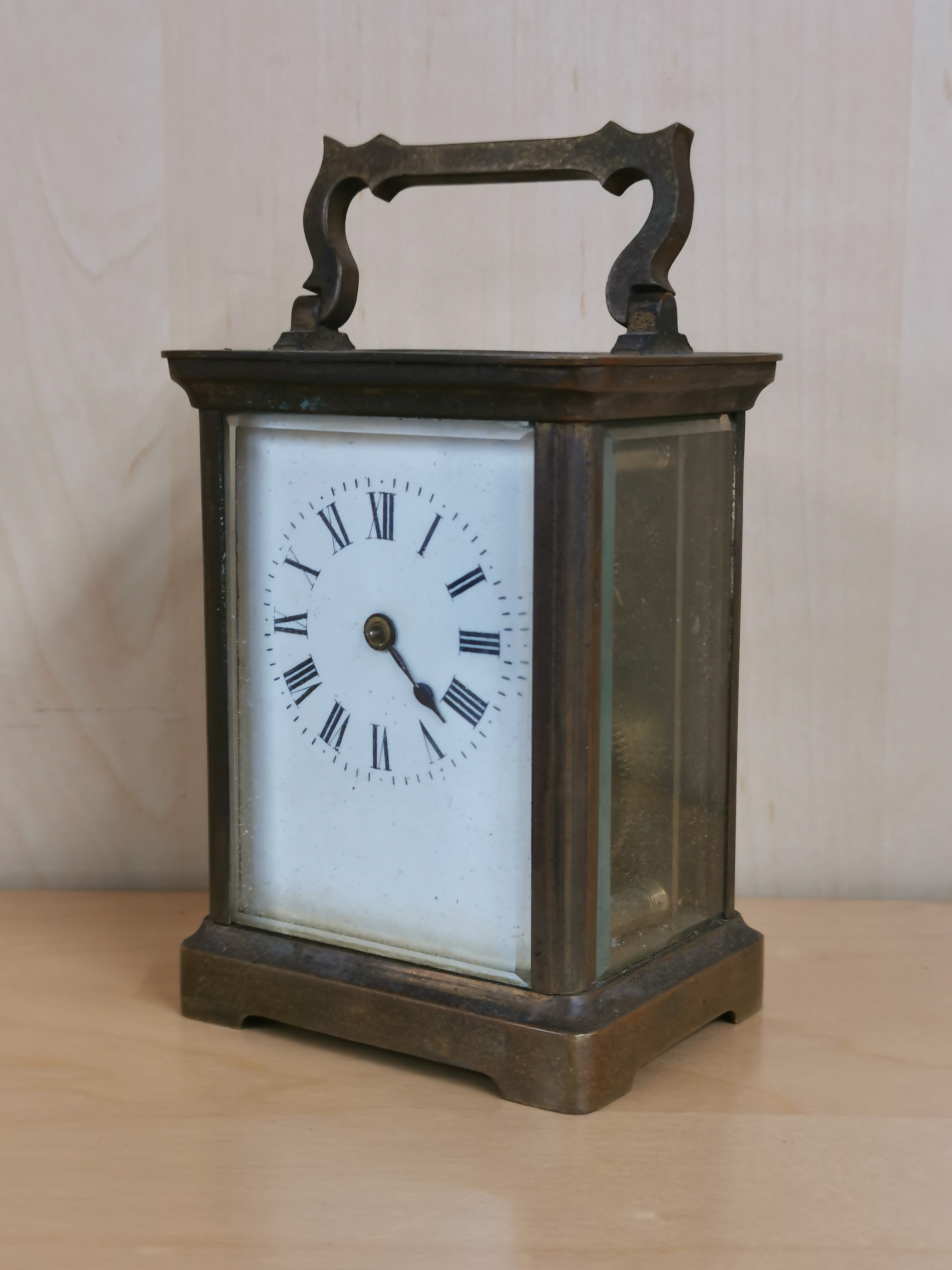 An antique brass carriage clock with carrying case, H. 14cm. - Image 2 of 4