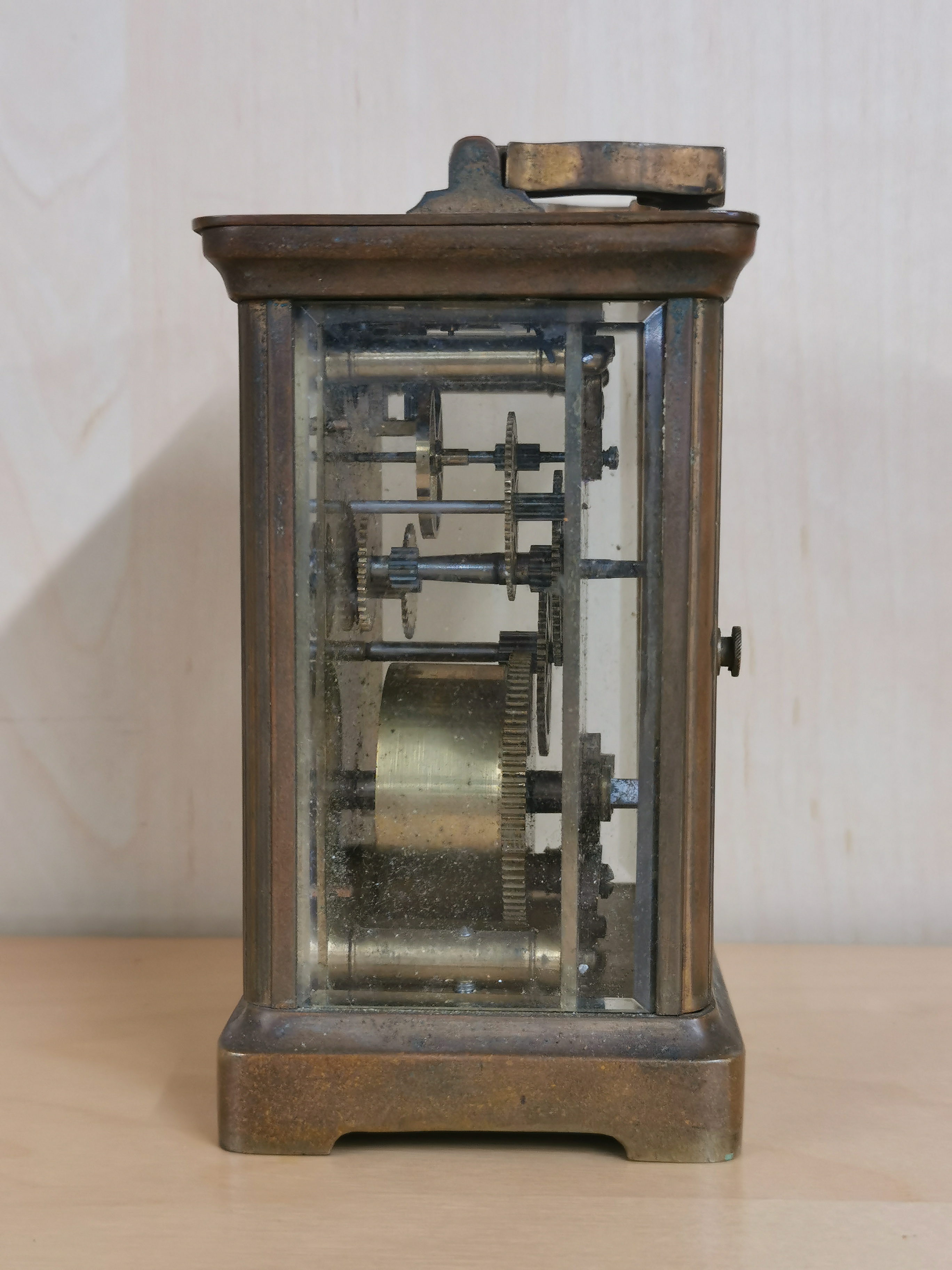 An antique brass carriage clock with carrying case, H. 14cm. - Image 3 of 4