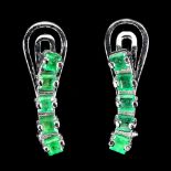A pair of 925 silver earrings set with step cut emeralds, L. 1.7cm.