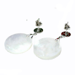 A pair of 925 silver drop earrings set with mother of pearl and white stones, L. 3.8cm.