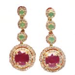 A pair of 925 silver gilt drop earrings set with emeralds, rubies and white stones, L. 3.2cm.