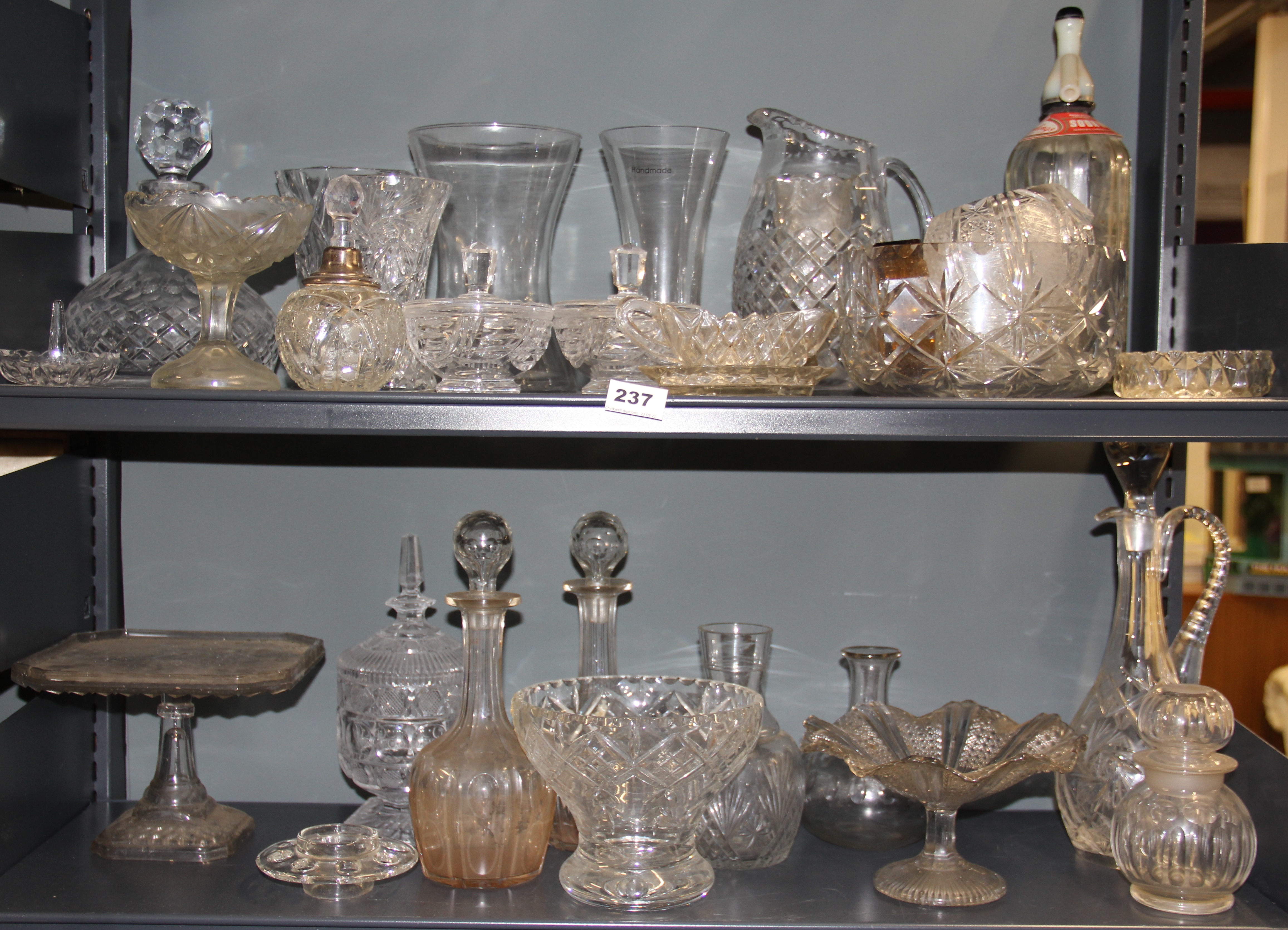 A large group of mixed glassware. - Image 3 of 3