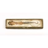 A 9ct gold handled Victorian button hook, L. 7.2cm.