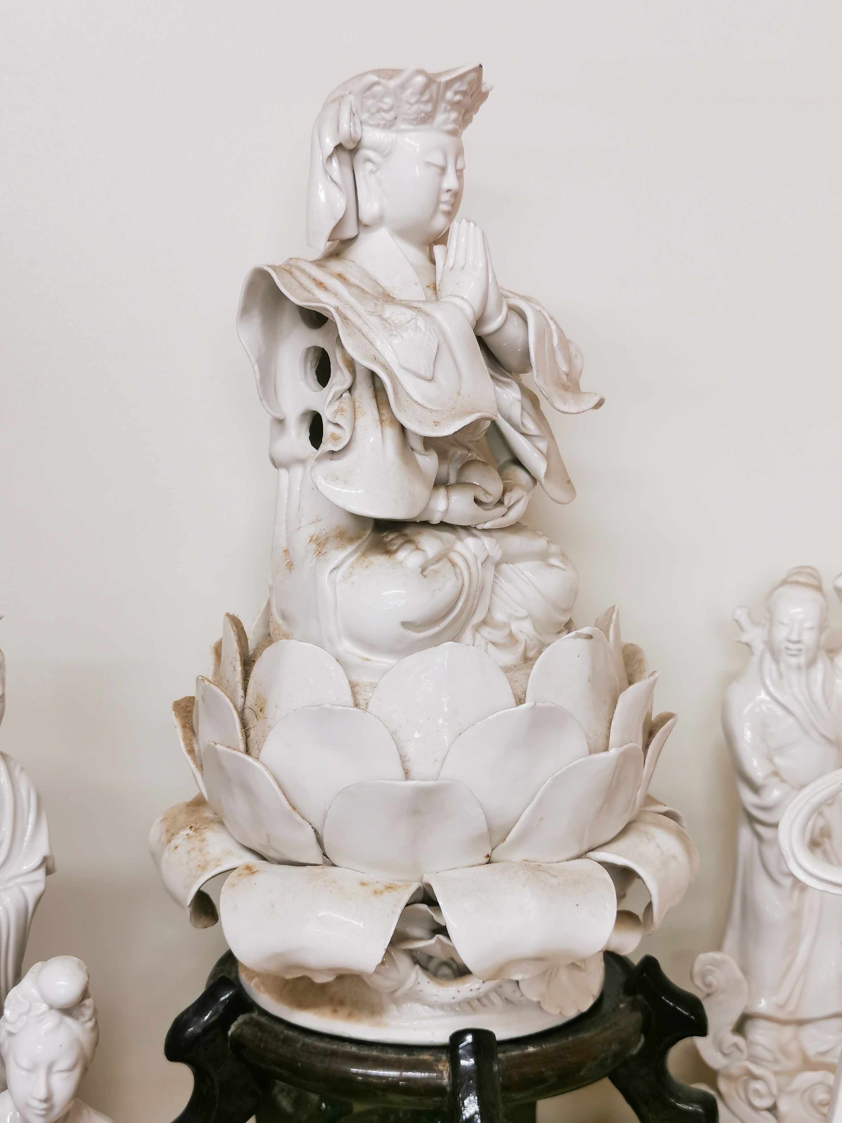 A group of Chinese Blanc de Chine porcelain figures including a deity with loose arms. - Image 3 of 5