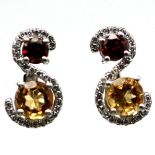 A pair of 925 silver earrings set with garnet and citrines, L. 1.3cm.