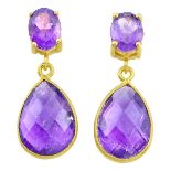 A pair of 925 silver gilt drop earrings set with faceted cut amethysts, L. 3cm.