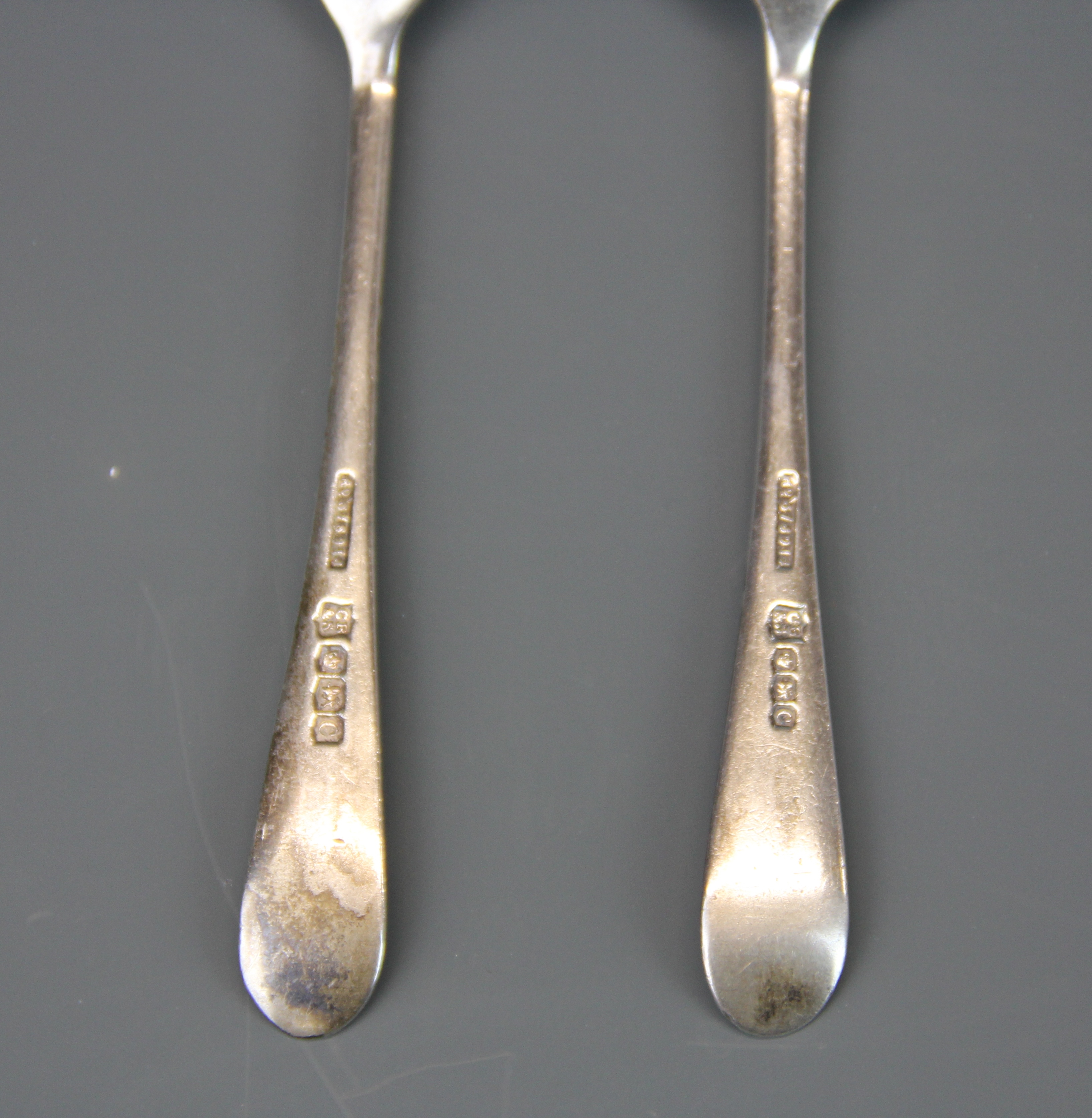 A cased hallmarked silver christening set together with a hallmarked silver handled paper knife. - Bild 2 aus 5