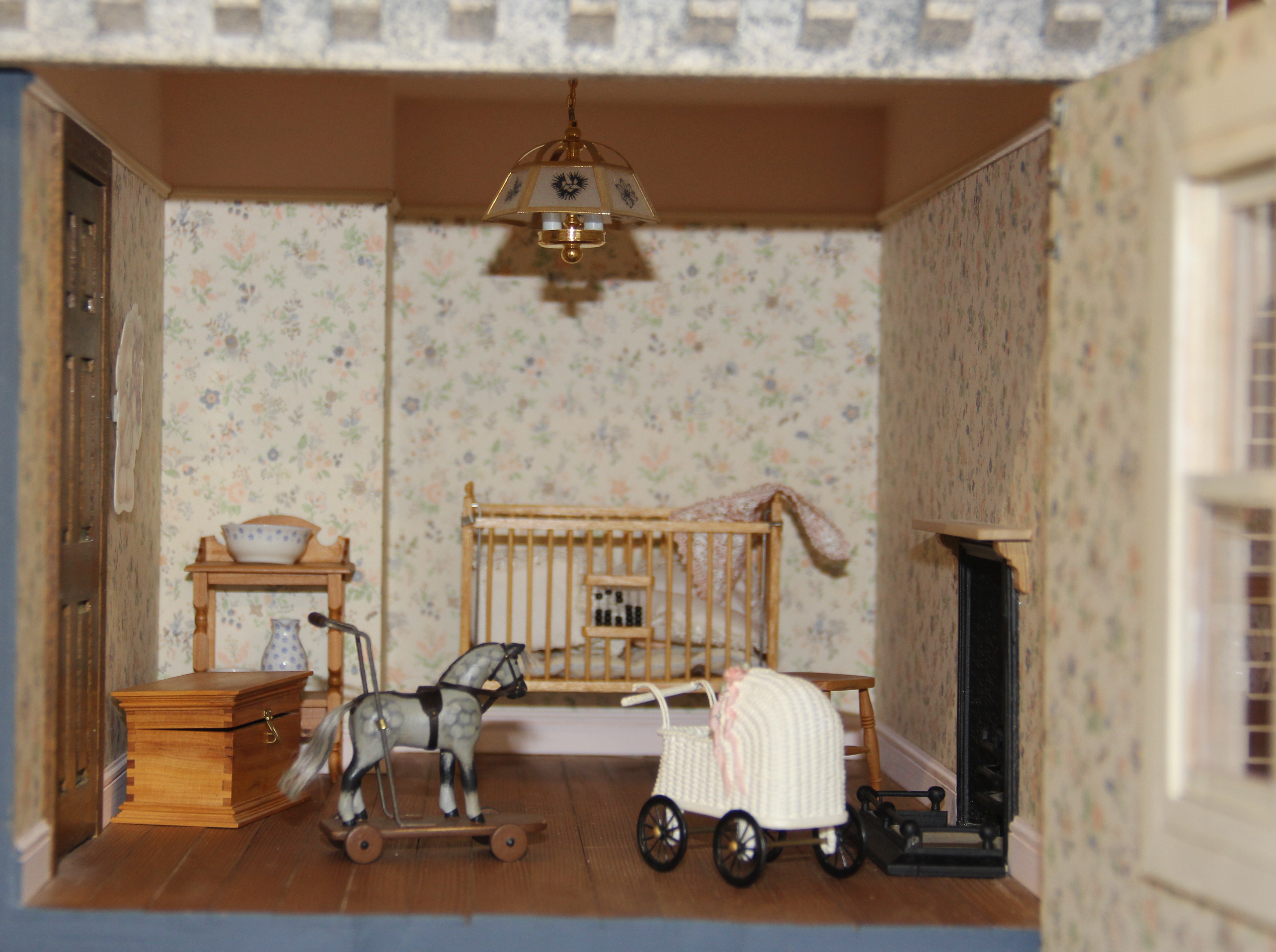 A high quality dolls house with interchangeable entrance and contents. 115 x 85 x 79cm (with large - Image 5 of 12