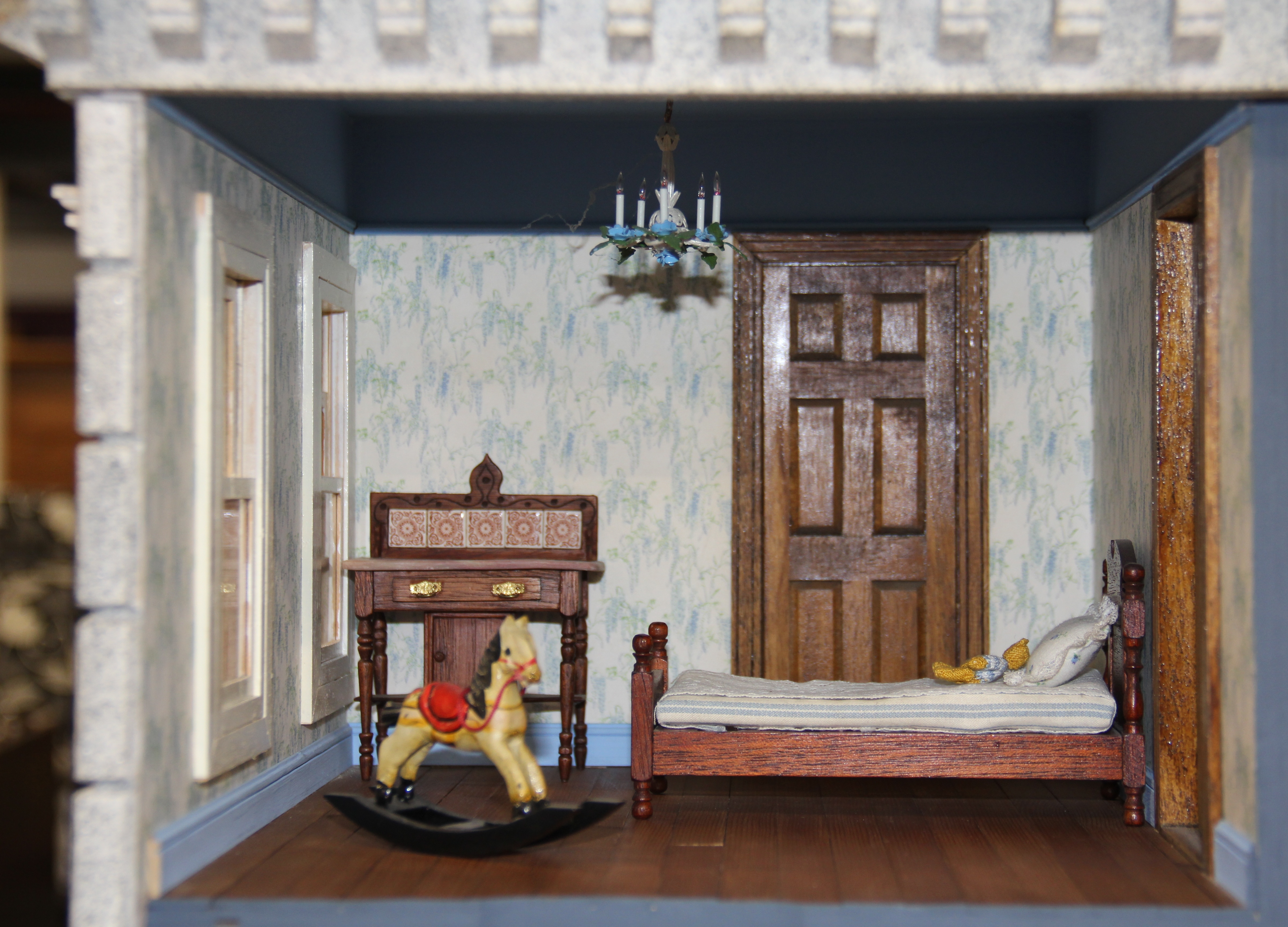 A high quality dolls house with interchangeable entrance and contents. 115 x 85 x 79cm (with large - Image 6 of 12