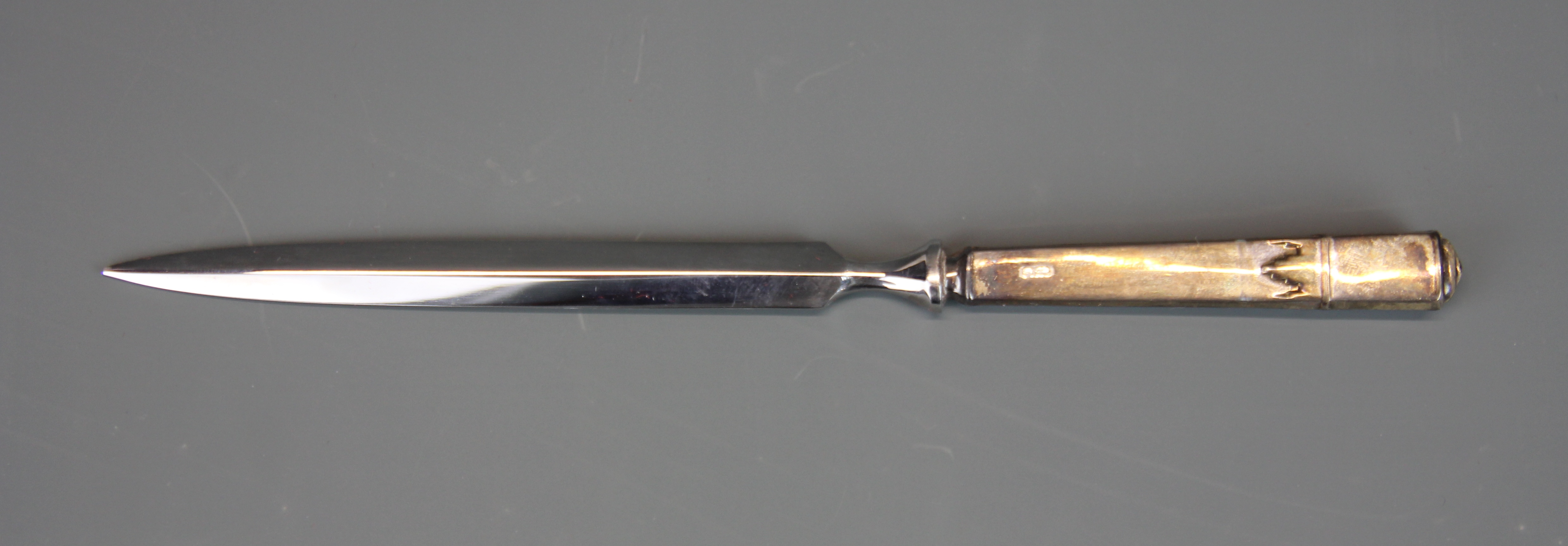 A cased hallmarked silver christening set together with a hallmarked silver handled paper knife. - Bild 4 aus 5