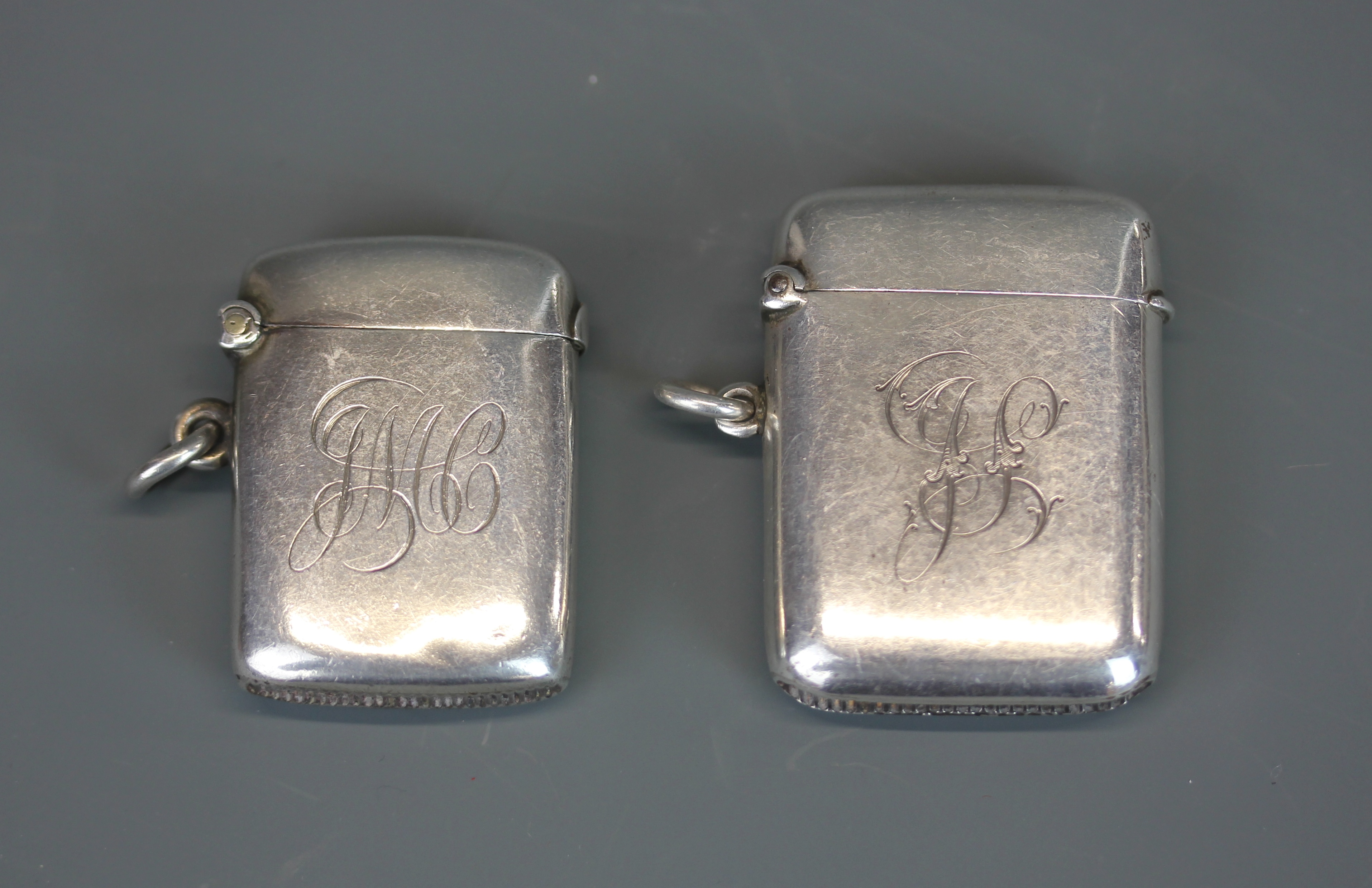 Two Chester hallmarked silver vesta cases and a further hallmarked silver case. - Bild 3 aus 3