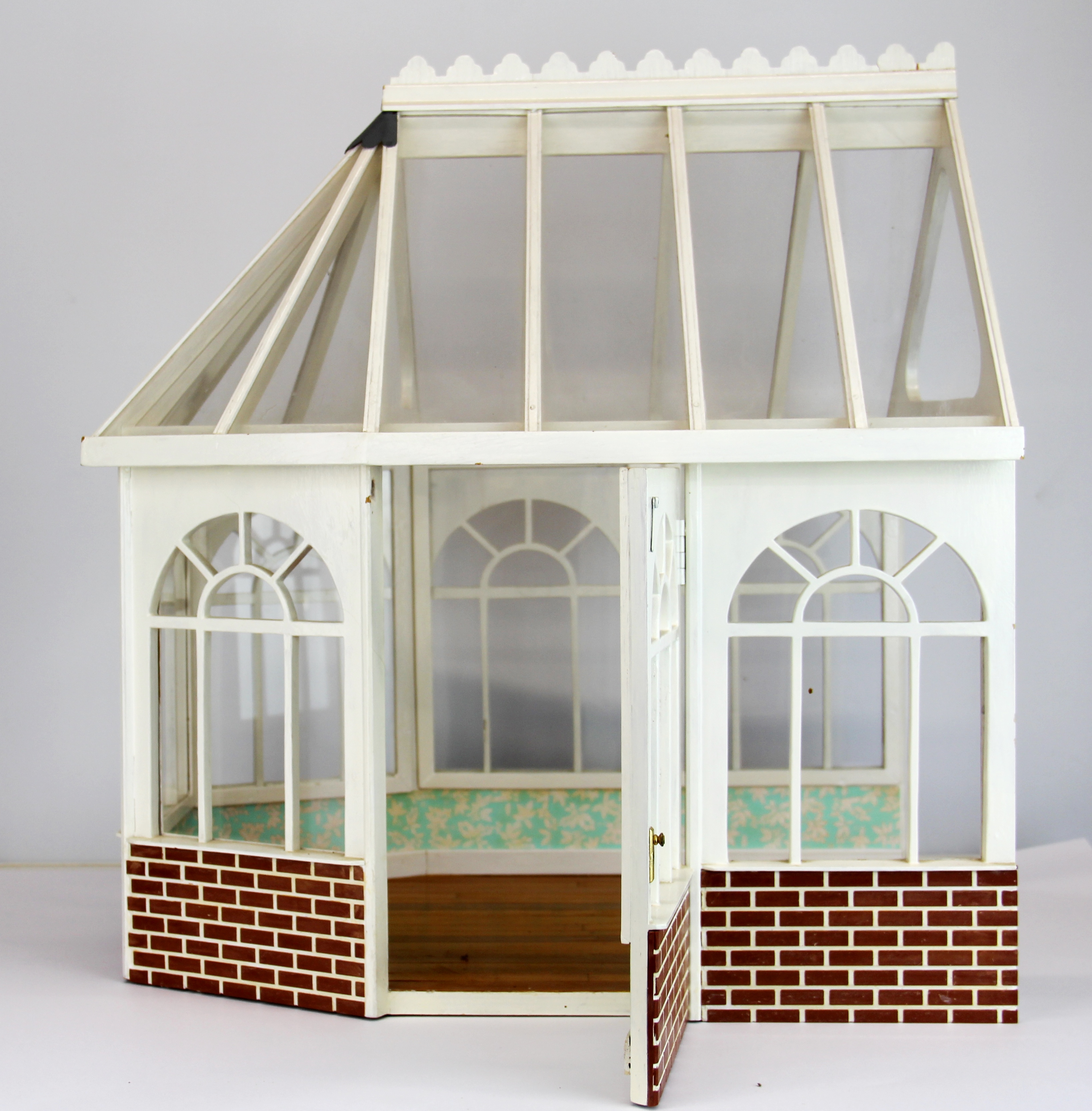 A high quality dolls house conservatory and contents, 38 x 40 x 27cm, (on ceiling glass panel a/f). - Image 4 of 7
