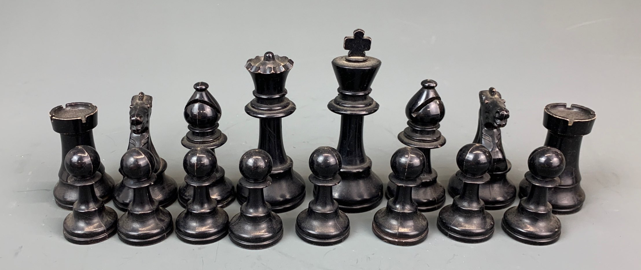 A vintage celluloid chess set with wooden board, king H. 9.5cm. - Image 3 of 6