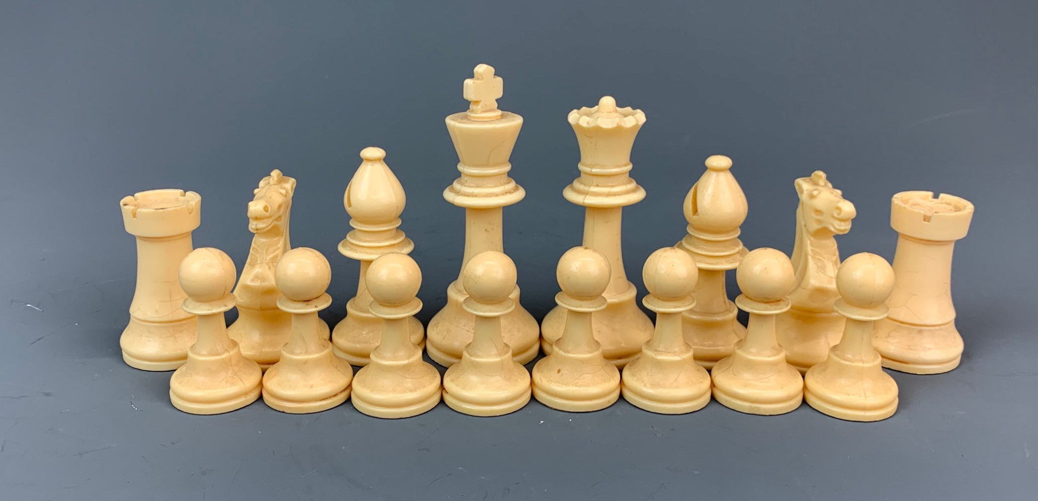 A vintage celluloid chess set with wooden board, king H. 9.5cm. - Image 2 of 6