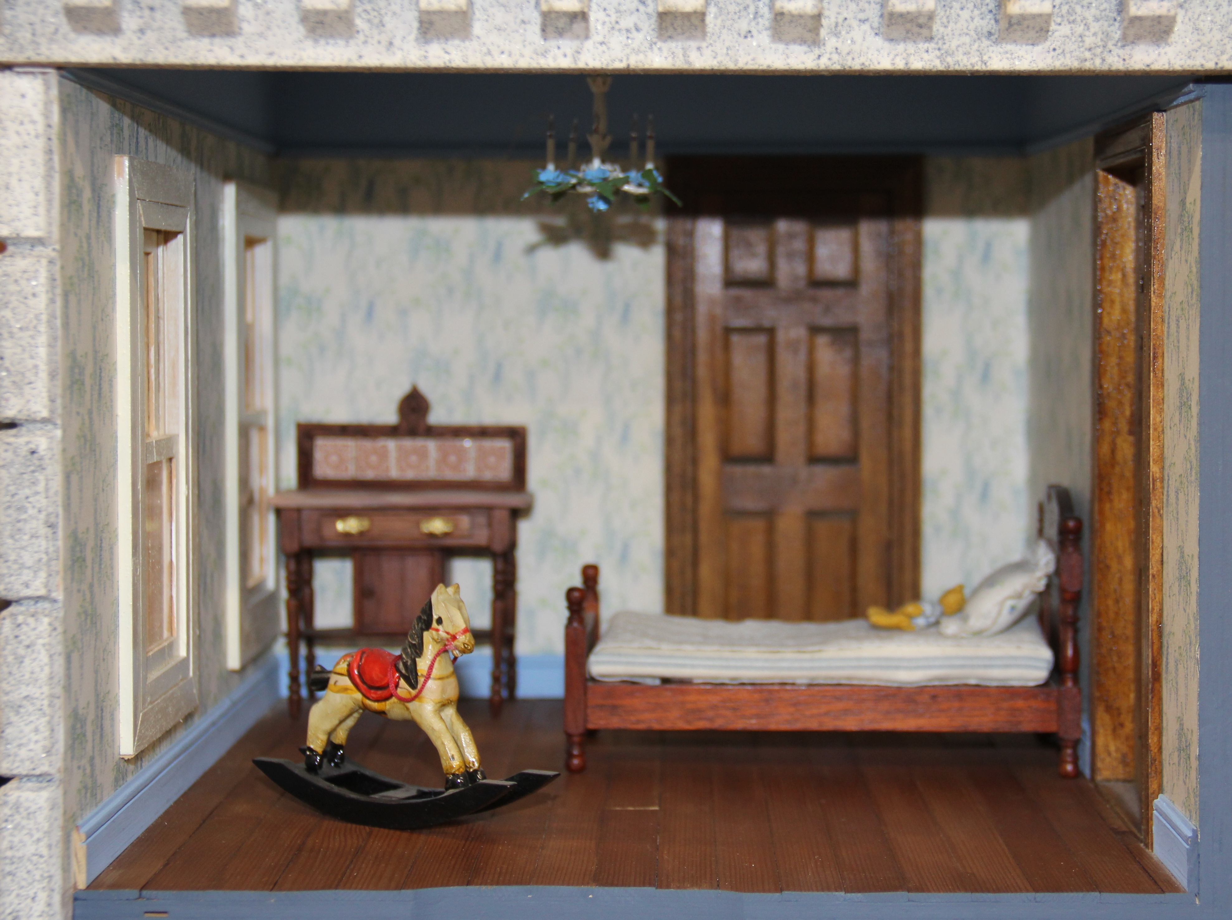 A high quality dolls house with interchangeable entrance and contents. 115 x 85 x 79cm (with large - Image 4 of 12